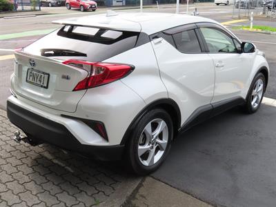2017 Toyota C-HR - Thumbnail