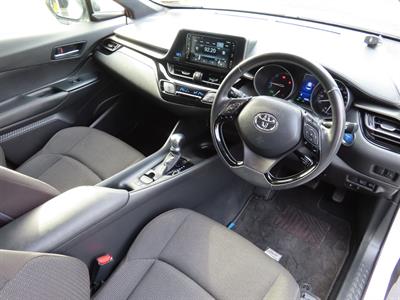 2017 Toyota C-HR - Thumbnail