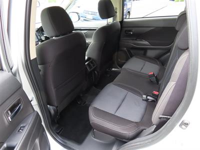 2021 Mitsubishi Outlander - Thumbnail